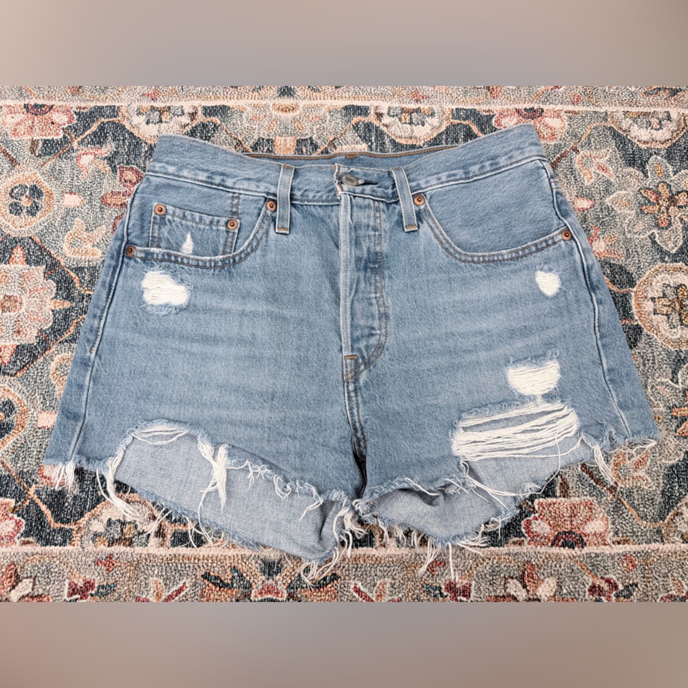 Light Wash Distressed Levi 501 Denim Shorts